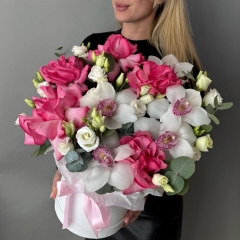 Французские розы , эустома и орхидеи в шляпной коробке