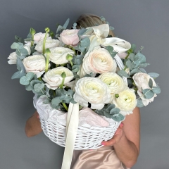 Ранункулюсы в корзине 23