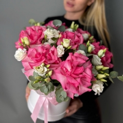 Розовые ажурные розы и белая эустома в шляпной коробке